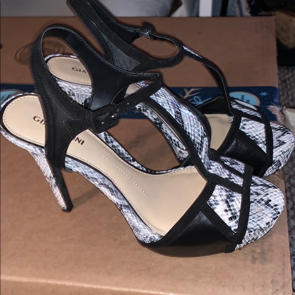 Black and White Snake skin print Heel